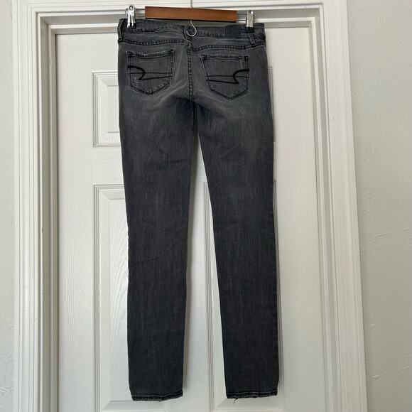American Eagle Women's Stretch Washed Black Distressed Denim Skinny Jeans 2 - Picture 4 of 13